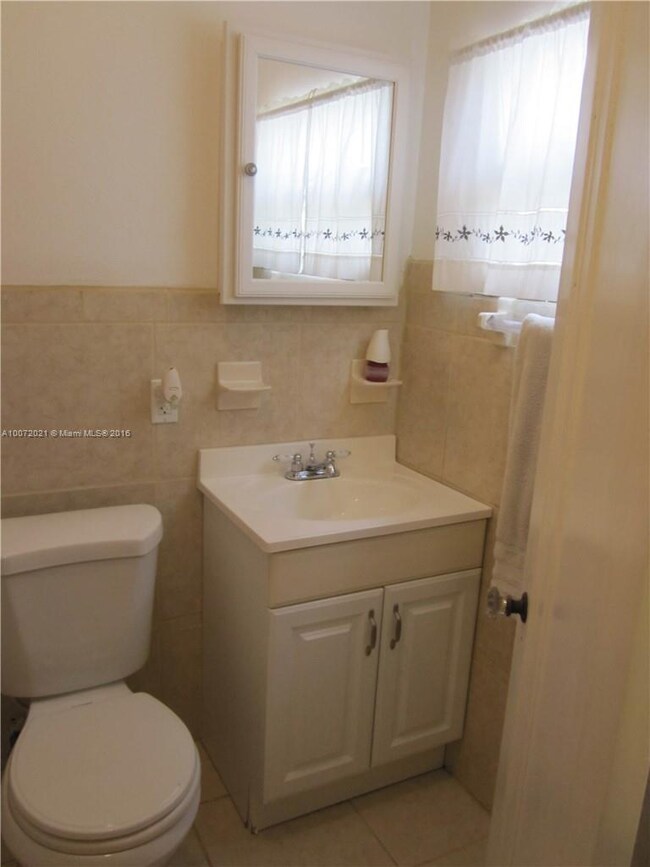 Master bath with tub