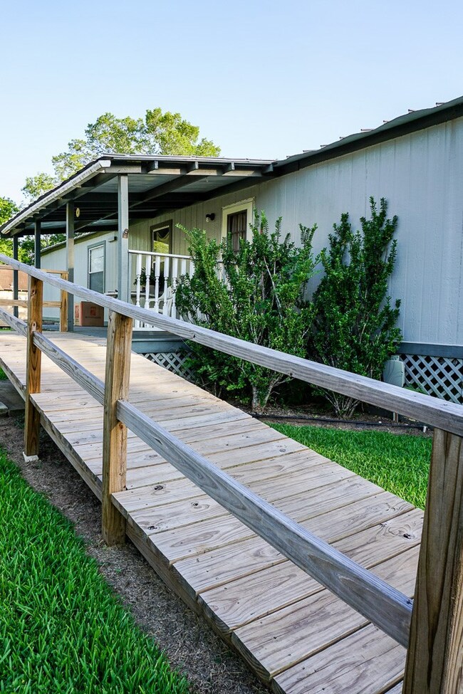 406 Walnut St, Brazoria, TX 77422 - photo 6