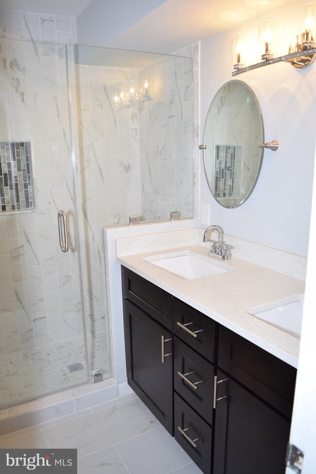 5717 Mayfair Manor Dr, Rockville, MD 20852 - photo 3