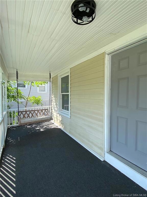 Covered front porch!