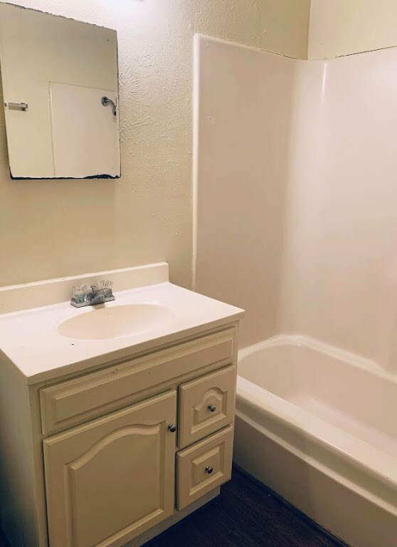 Bathroom with vanity and shower / washtub combinat