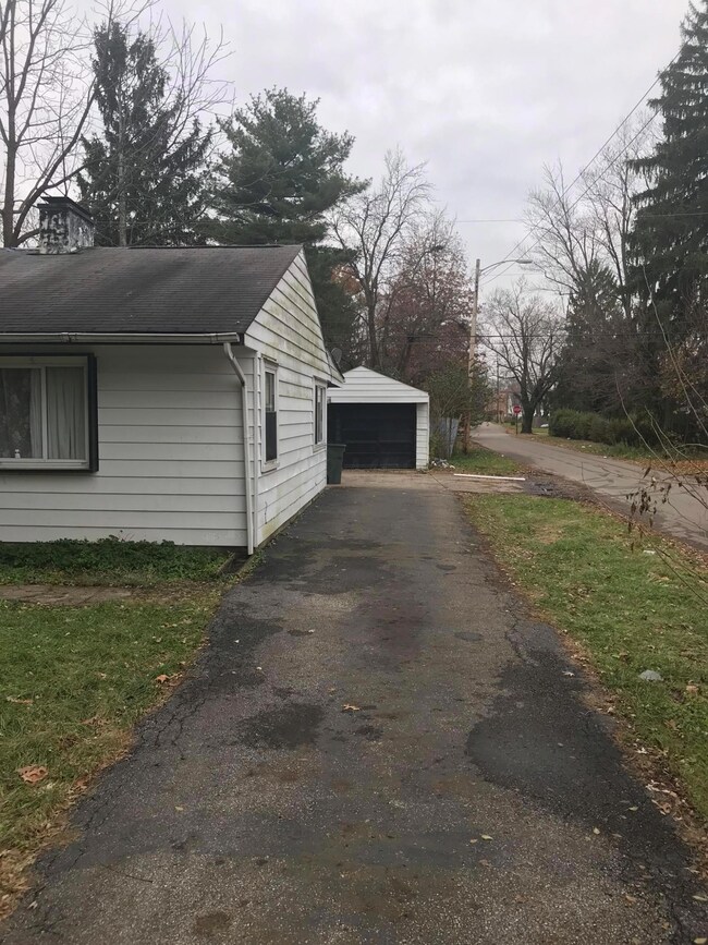 863 Elizabeth Ave, Columbus, OH 43227 - photo 2