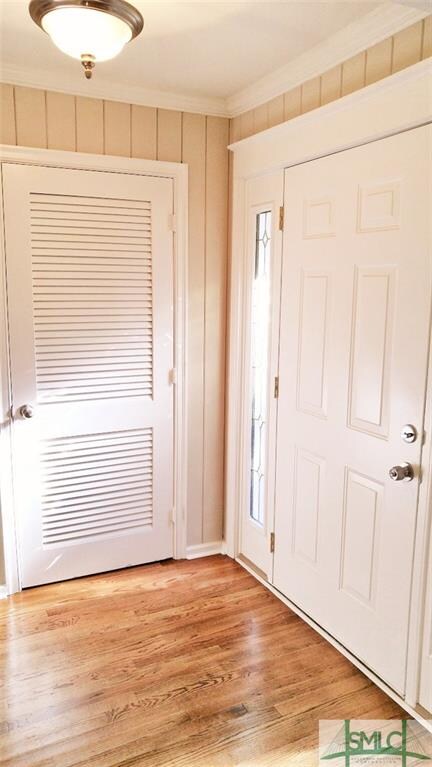Foyer w/ Coat Closet
