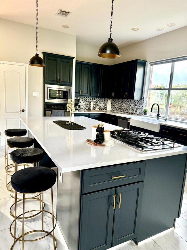Kitchen with appliances with stainless steel fini
