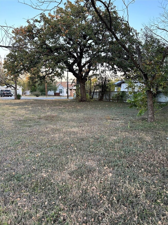 1101 3rd St, Brownwood, TX 76801 - photo 2