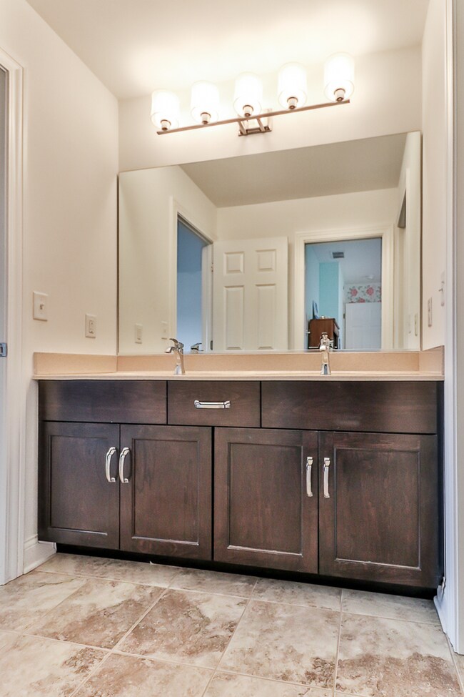 39W869 Kellar Square, Geneva, IL 60134 - photo 3