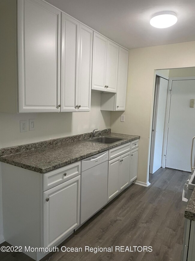 82 Amberly Dr unit F, Manalapan, NJ 07726 - photo 3