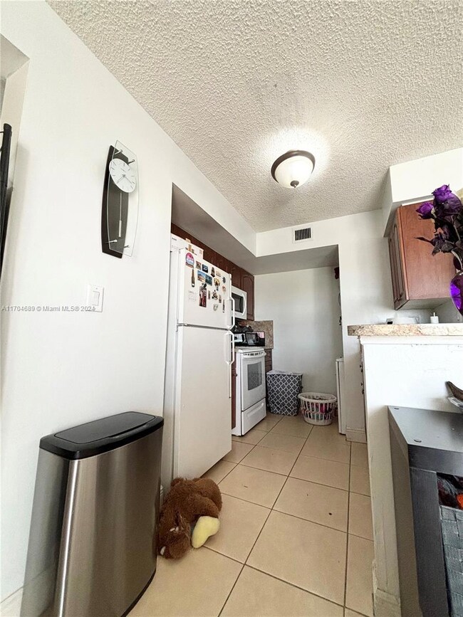 Kendall Lakes Towers unit 514, Miami, FL 33193 - photo 3