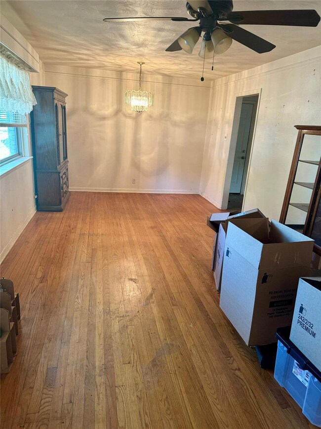 Livlying/dining combination room with original woo