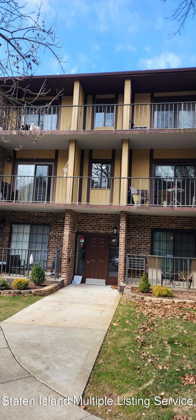29 Donna Ct unit 12, Staten Island, NY 10314 - photo 2