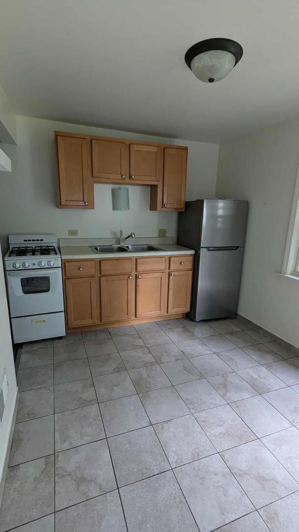 714 Glen Rock Ave unit 3, Waukegan, IL 60085 - photo 3