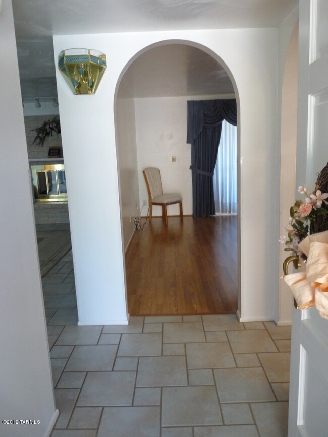 Entrance-notice neutral tile and harwood