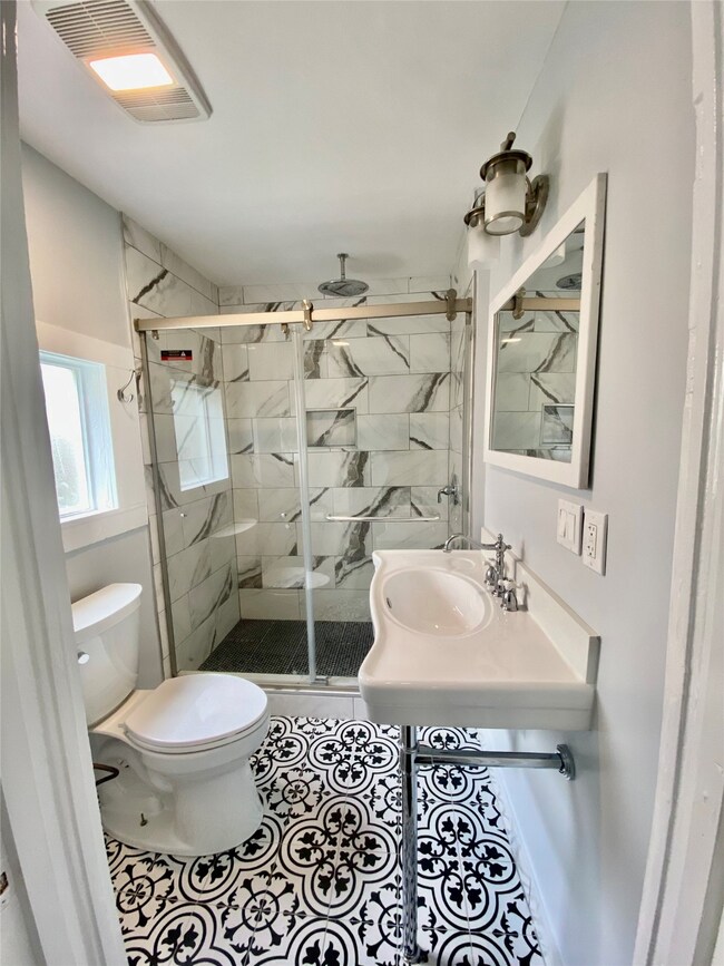 845 Columbia St, Houston, TX 77007 - photo 5