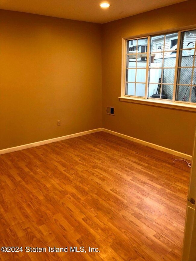 41 Hemlock Ln, Staten Island, NY 10309 - photo 3