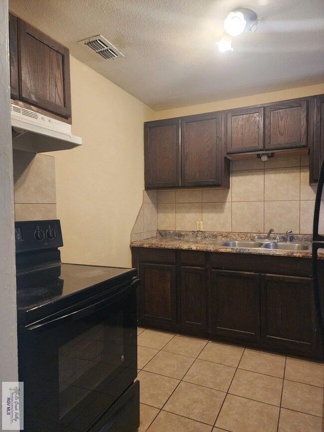 114 W Hawthorne St, Brownsville, TX 78520 - photo 5