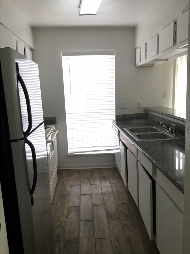 Kitchen with breakfast bar *available unit May Hav