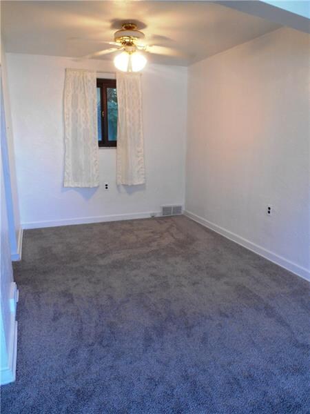 Dining room area with ceiling fan.