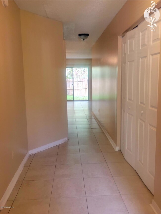 4542 Melissa Ct W, Jacksonville, FL 32210 - photo 2