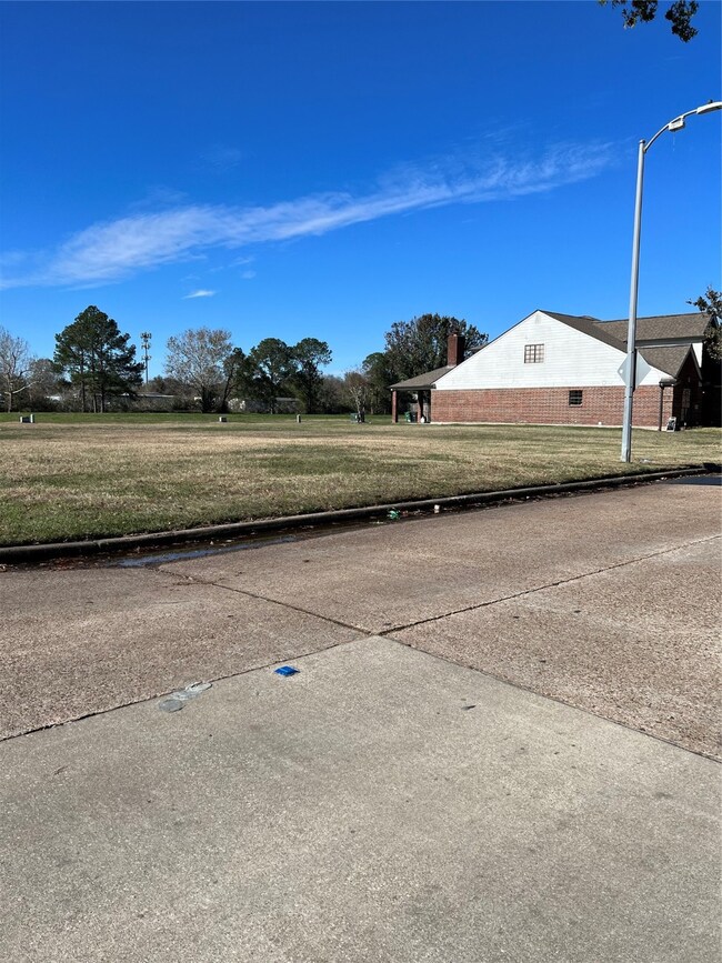7721 Green Lawn Dr, Houston, TX 77088 - photo 2