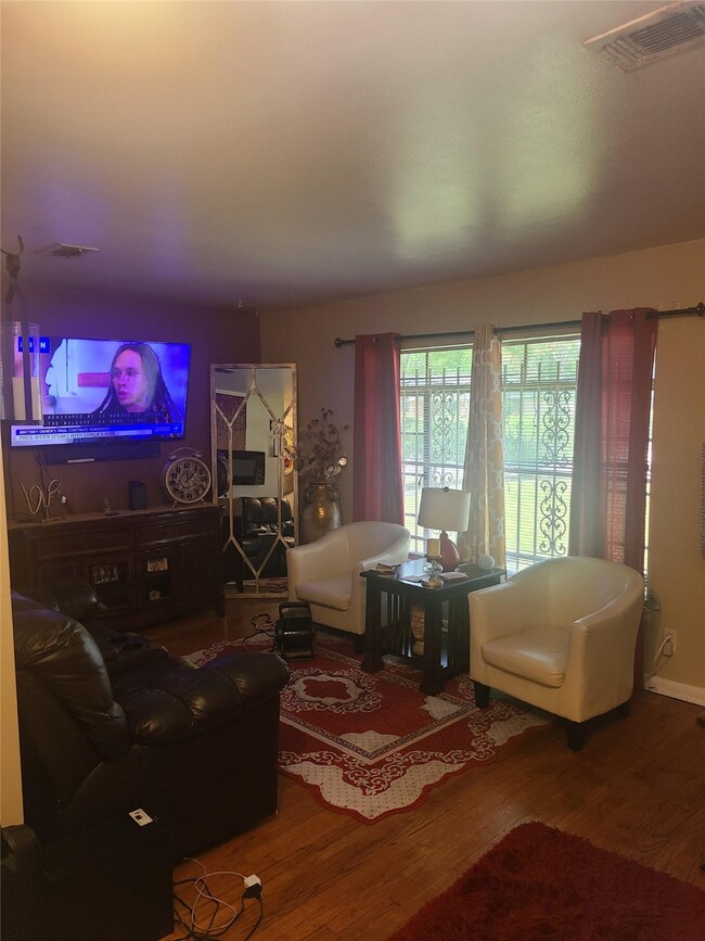 10130 Bretton Dr, Houston, TX 77016 - photo 2