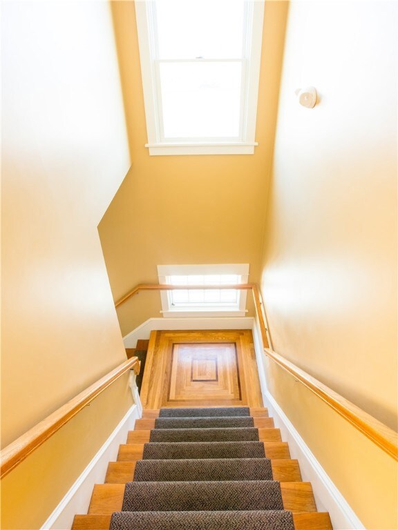 Front Hall/Stairs