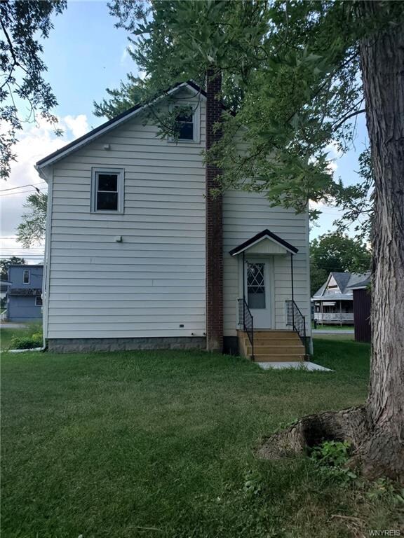 Back view of house with back entrance into kitchen