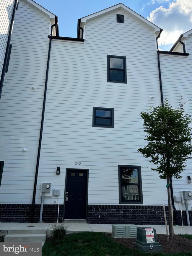 210 E Piccadilly St, Winchester, VA 22601 - photo 2