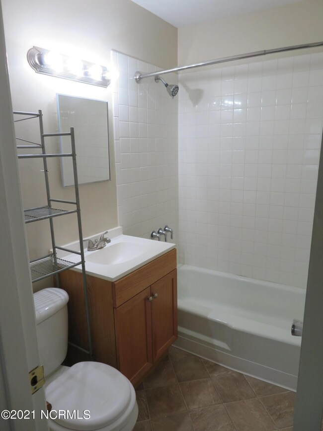 303 Lakewood Dr, Jacksonville, NC 28546 - photo 7