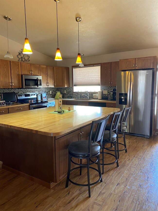 605 34th Ave SW, Minot, ND 58701 - photo 4