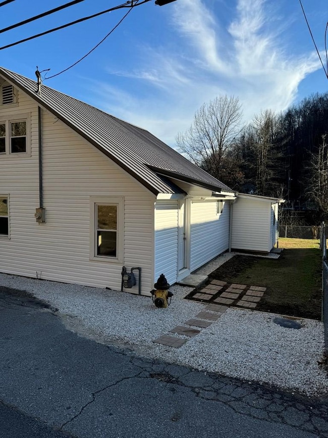 462 E Main St, Inez, KY 41224 - photo 2