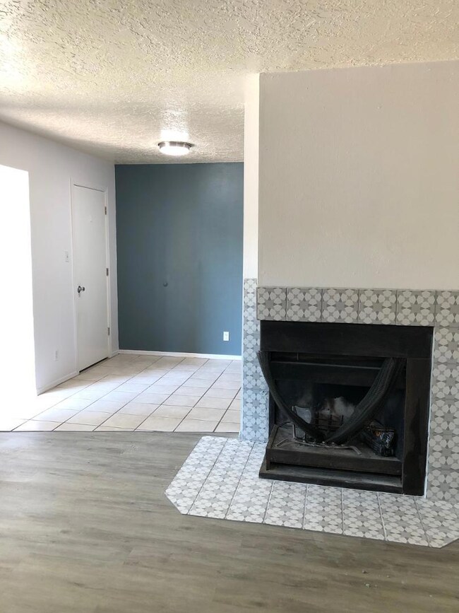 1322 San Pedro Dr SE unit D, Albuquerque, NM 87108 - photo 2