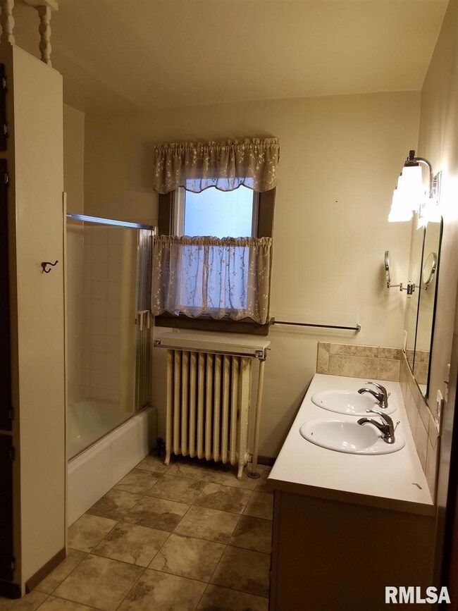 1109 W Locust St, Davenport, IA 52804 - photo 5