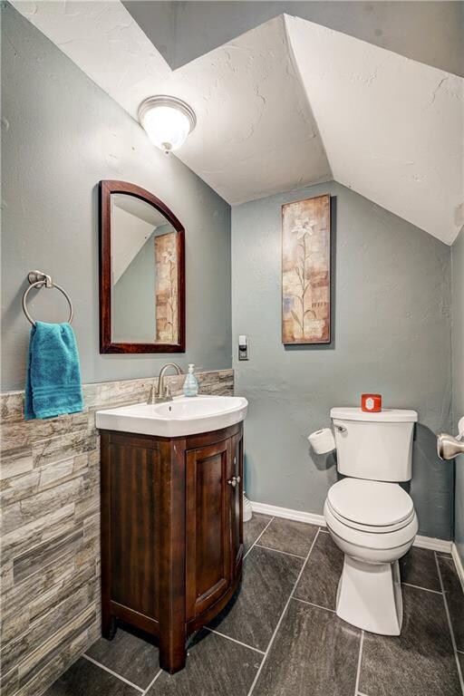 BEAUTIFULLY REMODELED POWDER BATH