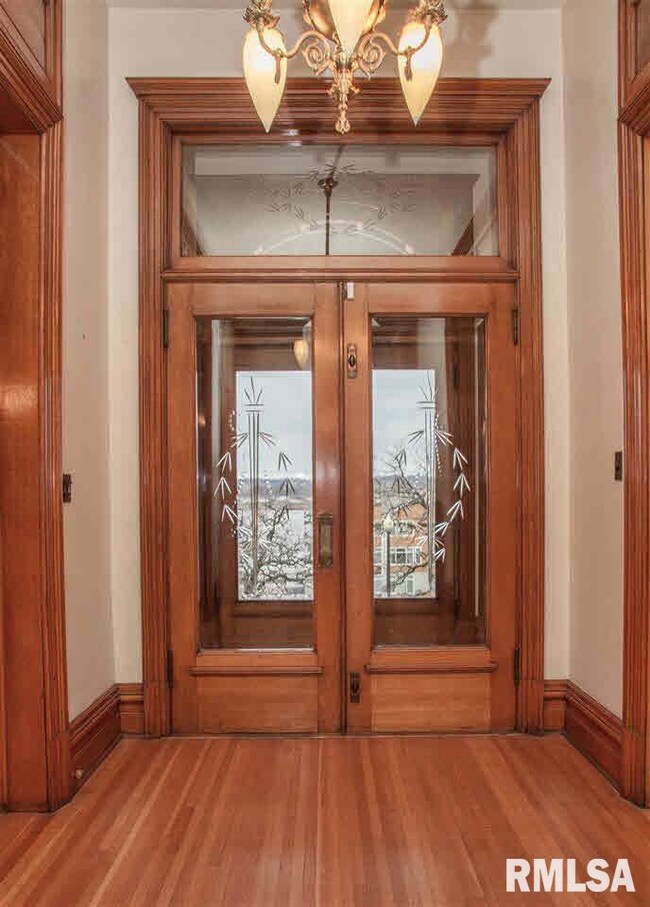 1206 E River Dr, Davenport, IA 52803 - photo 4