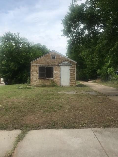 1417 and 1/2 located in front of the address