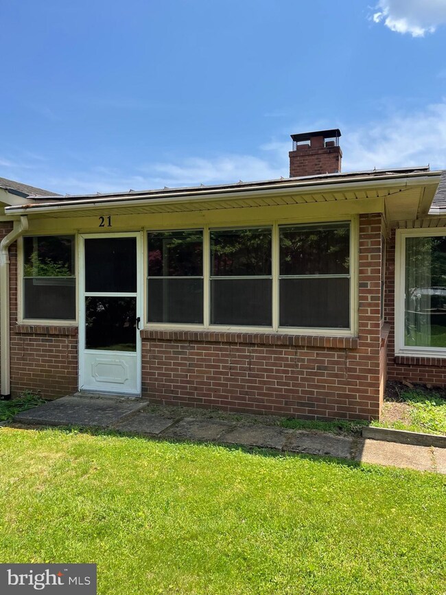 21 E Loudoun St, Round Hill, VA 20141 - photo 2