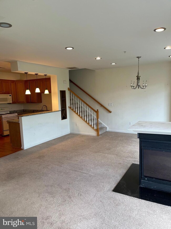 13903 Hollow Wind Way unit 201/9-2B, Woodbridge, VA 22191 - photo 3