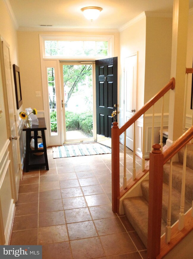 13094 Park Crescent Cir, Herndon, VA 20171 - photo 2