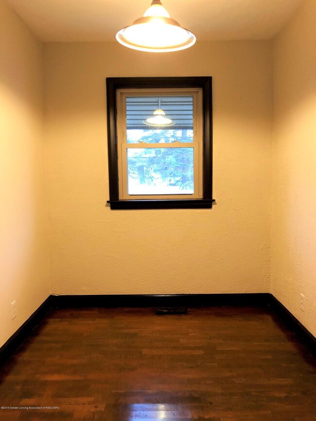 1004 Hapeman St, Lansing, MI 48915 - photo 4