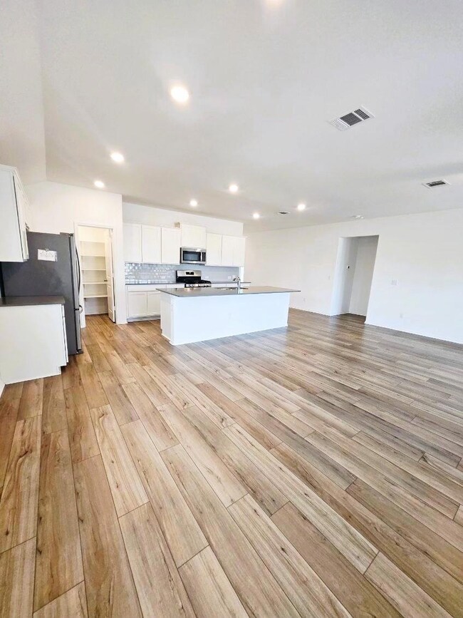 150 Santiago, Kyle, TX 78640 - photo 4