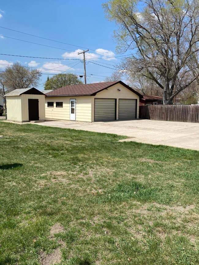 708 8th Ave SE, Jamestown, ND 58401 - photo 5