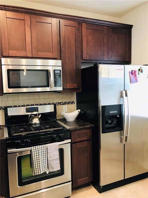 Kitchen with appliances with stainless steel fini
