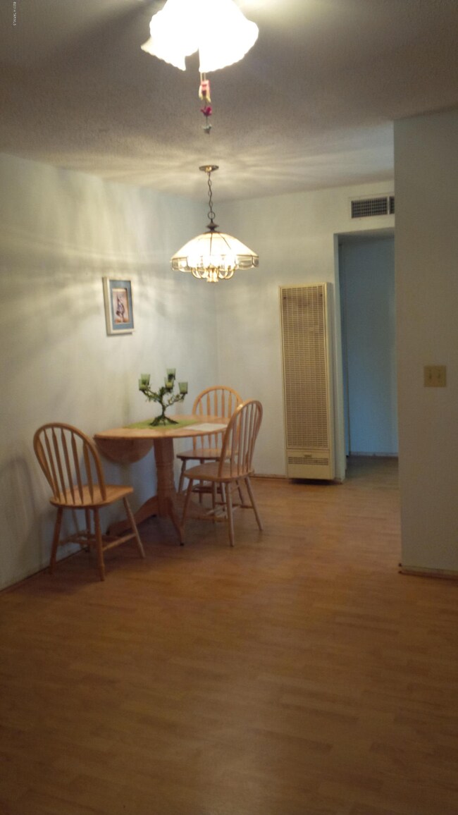 Living room/dining area