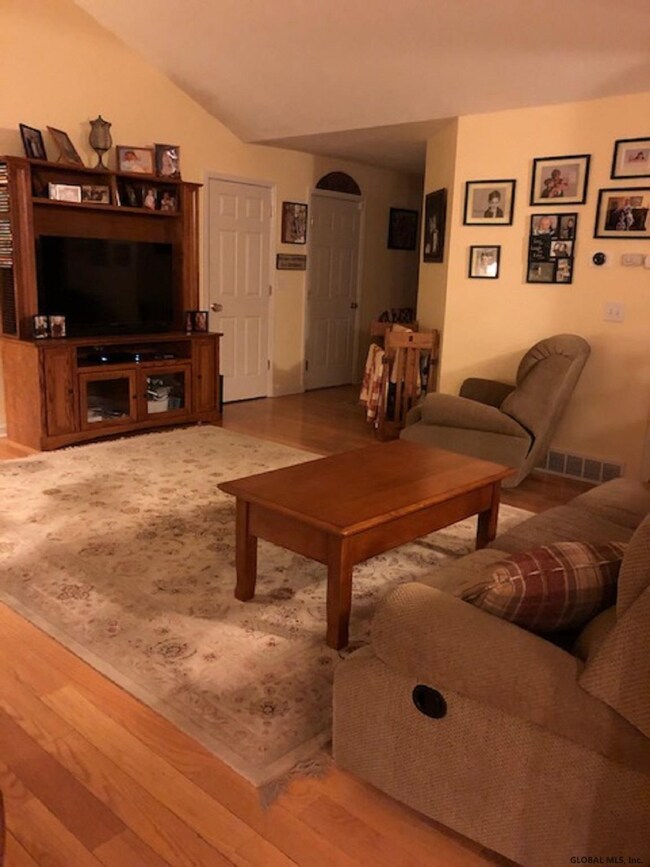 8 Garnet Ln, Schenectady, NY 12302 - photo 7