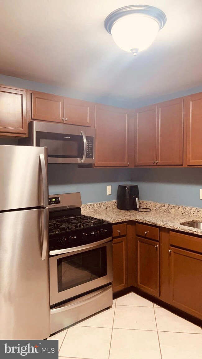 18607 Walkers Choice Rd unit 18607, Montgomery Village, MD 20886 - photo 7