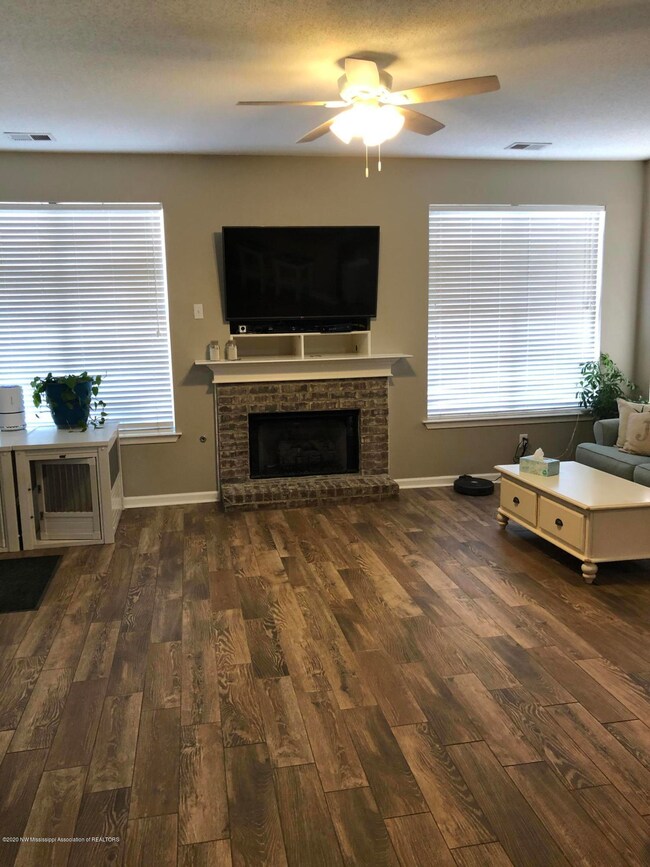 family room 2 979 Classic Cove