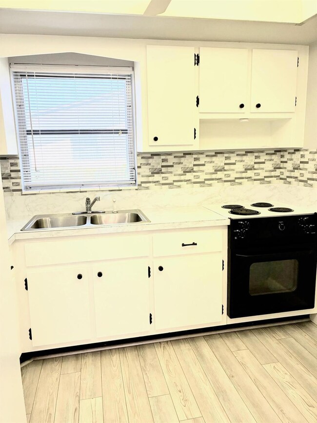 2911 Ashley Dr W unit H, West Palm Beach, FL 33415 - photo 6