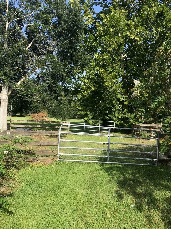 1016 County Road 139, Alvin, TX 77511 - photo 5