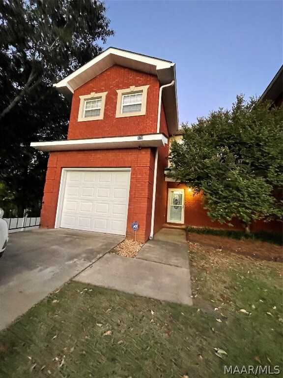Gorgeous private 2 story townhome 2202 SQ FT