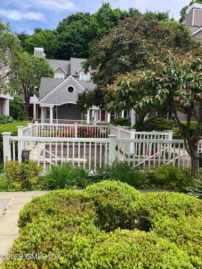 453 E Putnam Ave unit 3G, Cos Cob, CT 06807 - photo 3